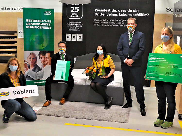 Das Gruppenfoto zeigt Beschäftigte der IKEA Deutschland GmbH & CO. KG, Niederlassung Koblenz, als Regionalsieger Nordwest des AOK-MehrWert-Gesundheitspreis 2019. 