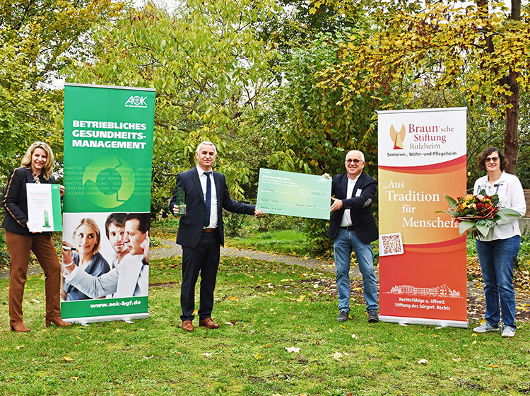 Das Gruppenfoto zeigt Beschäftigte der Braun’schen Stiftung,  Sieger der Kategorie „Ideenwettbewerb“ des AOK-MehrWert-Gesundheitspreis 2019. 