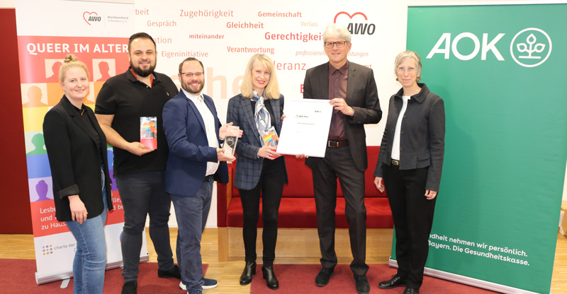 Preisübergabe an das Gewinnerteam des AWO-Seniorenheims Königsbrunn