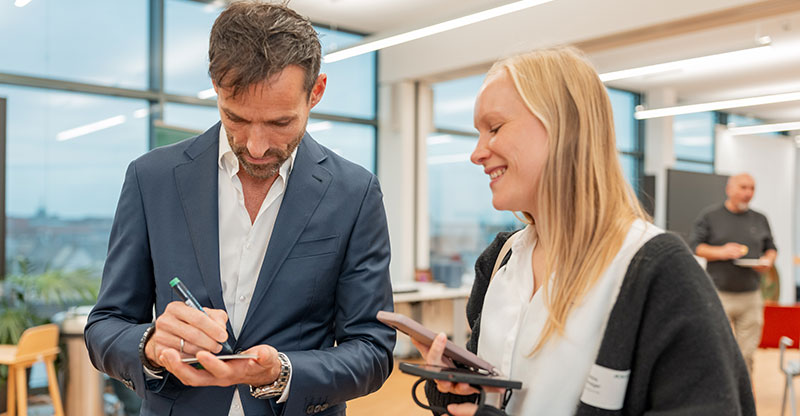 GesundMacher Award 2025: Sven Hannawald mit einer jungen Frau, die ein Autogramm von ihm bekommt GesundMacher Award 2025: Sven Hannawald mit einer jungen Frau, die ein Autogramm von ihm bekommt