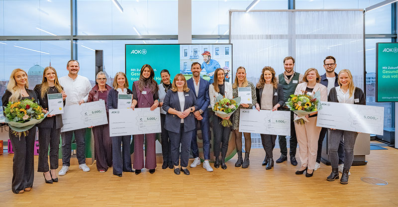 Preisverleihung GesundMacher Award 2025: Alle Preisträger präsentieren die Gewinnerschecks Preisverleihung GesundMacher Award 2025: Alle Preisträger präsentieren die Gewinnerschecks