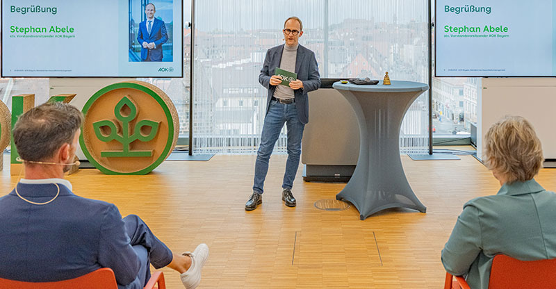 BGM-Event Mentale Gesundheit für junge Beschäftigte: Begrüßung durch Stephan Abele, stv. Vorstandsvoristzenden der AOK Bayern BGM-Event Mentale Gesundheit für junge Beschäftigte: Begrüßung durch Stephan Abele, stv. Vorstandsvoristzenden der AOK Bayern