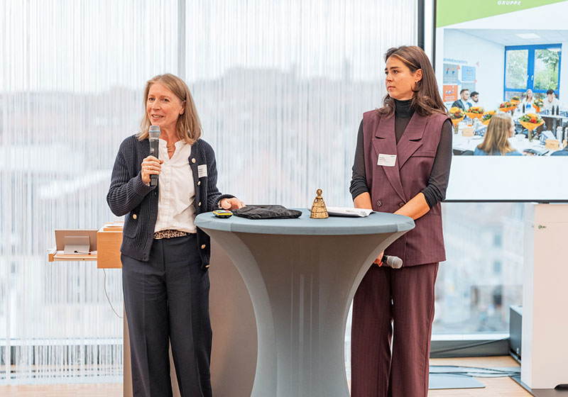 GesundMacher Award 2025: Zwei Frauen mit Mikrofon halten eine Präsentation GesundMacher Award 2025: Zwei Frauen mit Mikrofon halten eine Präsentation