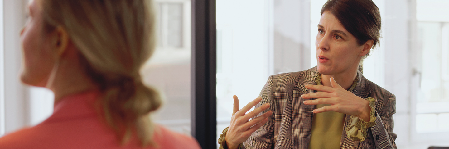 Frau ist mit Kollegen im Gespräch