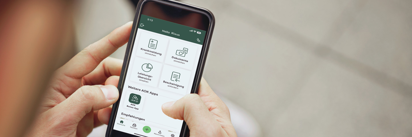 Hand die durch AOK-Portal am Handy surft.
