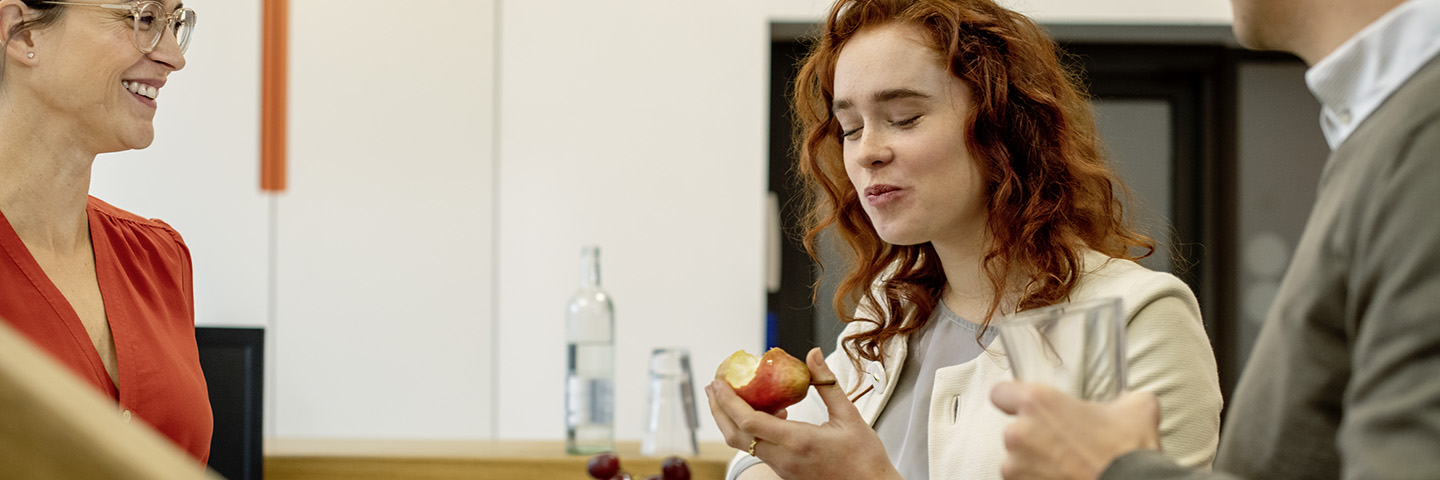 Ein Arbeitnehmer ernährt sich gesund