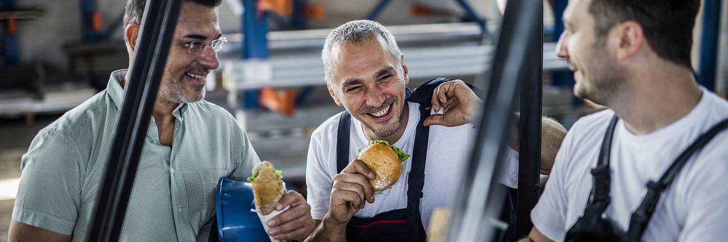 Pausen dienen zur Regeneration im Arbeitsalltag Drei Arbeitnehmer machen eine Pause