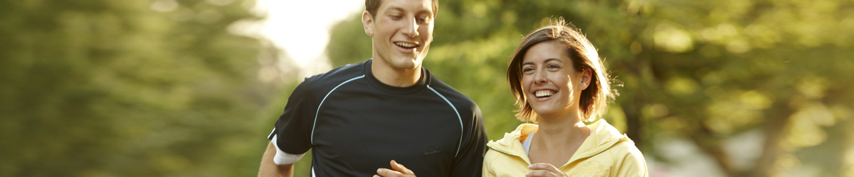 Zwei Jogger im Wald.