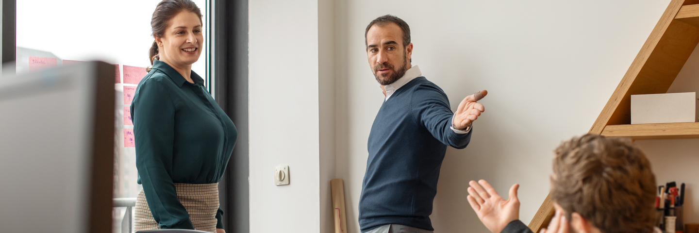 Ein Team diskutiert in einem Büro.