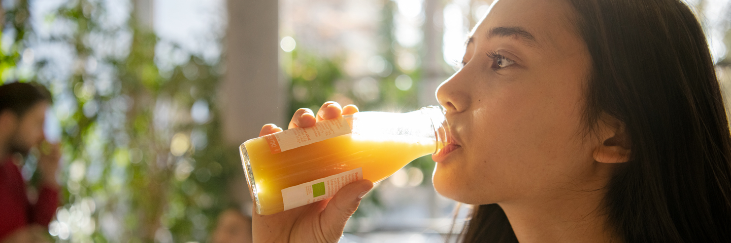 Auszubildende trinkt einen Smoothie.