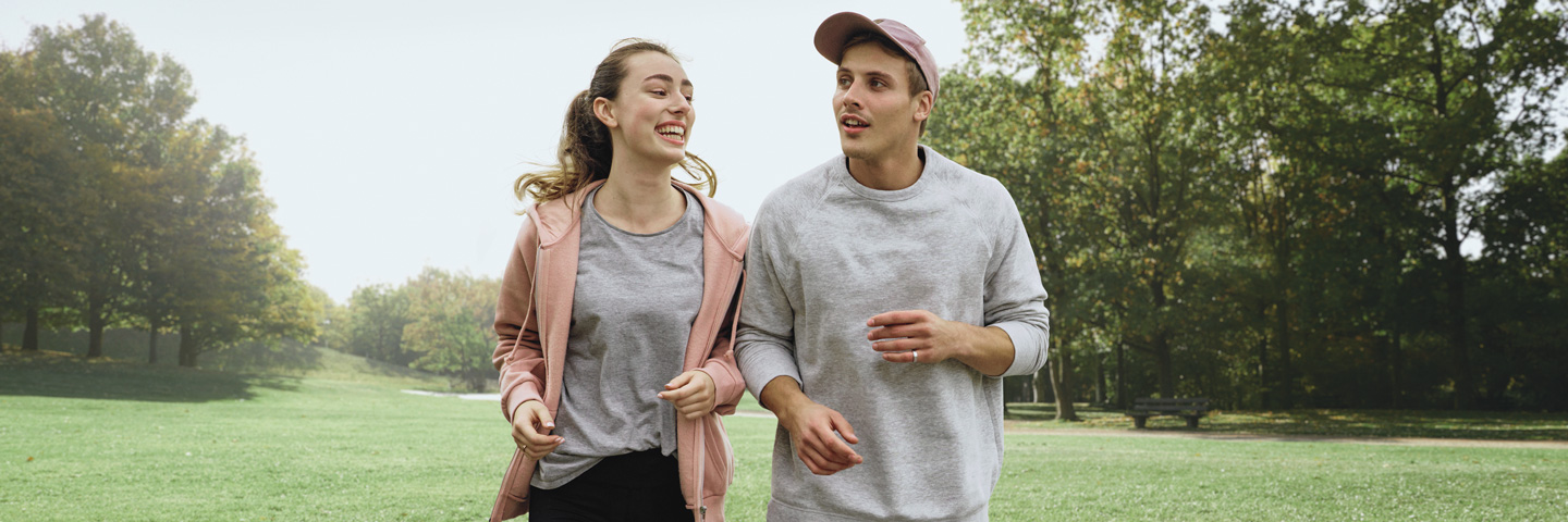 Auszubildende joggen durch einen Park.