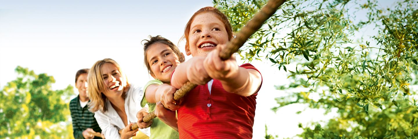 Eine Familie beim Seilziehen