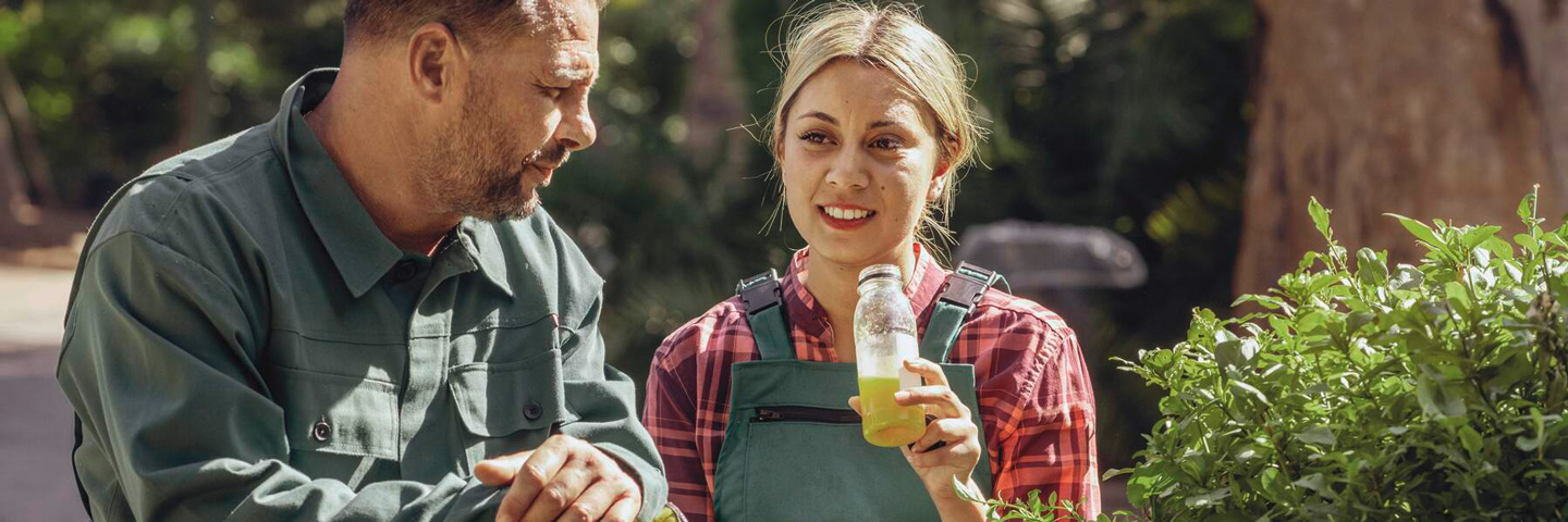 Sonnenschutz: Zwei Personen, die im Park eine Trinkpause bei der Gartenarbeit machen und in der Sonne sind Sonnenschutz: Zwei Personen, die im Park eine Trinkpause bei der Gartenarbeit machen und in der Sonne sind