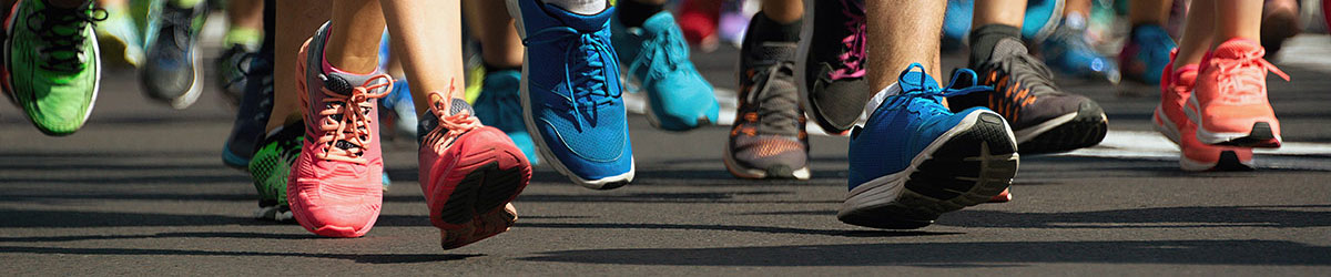 Füße einer Läufergruppe