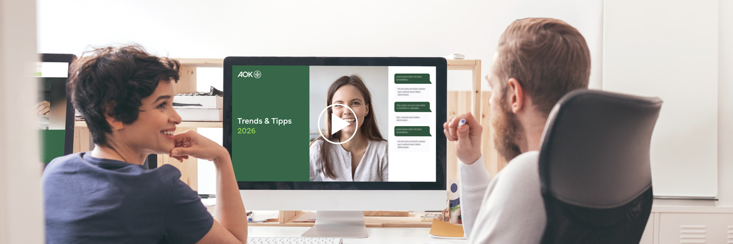 Trends & Tipps 2026 – Neues in der Sozialversicherung: zwei Personen in einem Büro schauen sich ein Online-Seminar an. Trends & Tipps 2026 – Neues in der Sozialversicherung: zwei Personen in einem Büro schauen sich ein Online-Seminar an .