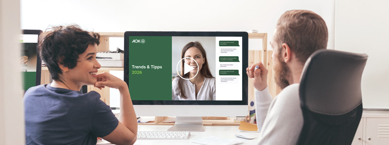 Trends & Tipps 2026 – Neues in der Sozialversicherung: zwei Personen in einem Büro schauen sich ein Online-Seminar an. Trends & Tipps 2026 – Neues in der Sozialversicherung: zwei Personen in einem Büro schauen sich ein Online-Seminar an .