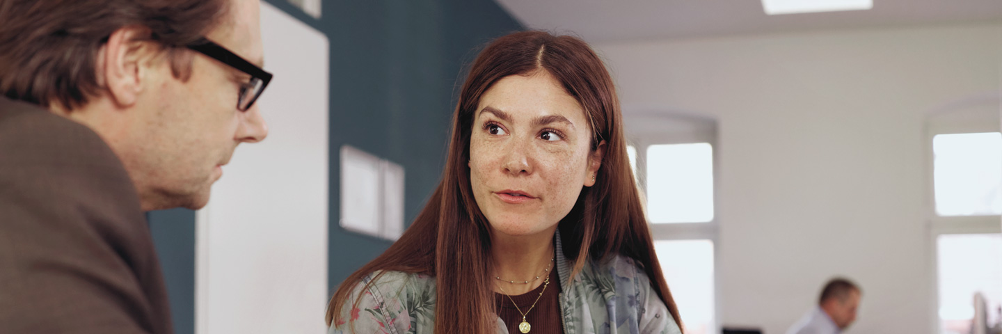 Neues in der bAV 2026: zwei Personen im Gespräch