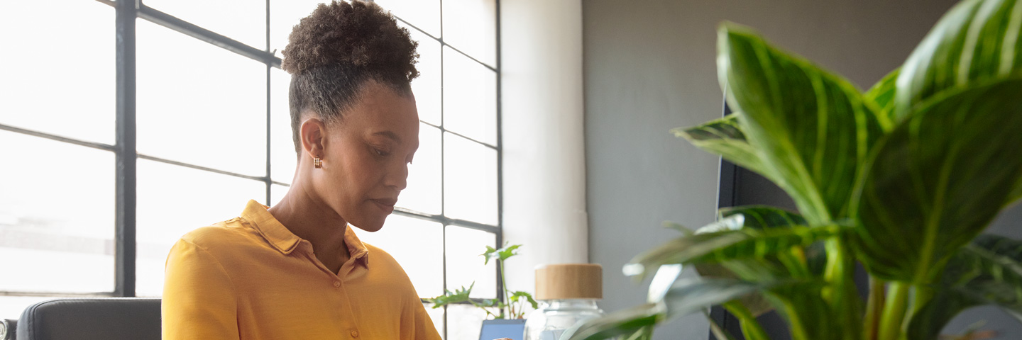 Neues in den digitalen Meldeverfahren: Frau sitzt im Büro vor einem Bildschirm