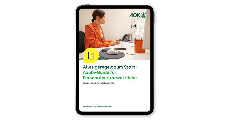 Azubi Guide für Personalverantwortliche Das Titelblatt des Azubi-Guides zeigt eine Frau im orangefarbenen Blazer, die am Schreibtisch sitzt und am Computer arbeitet.