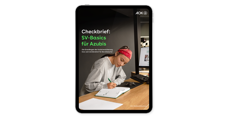 Checkbrief für Azubis Das Titelblatt des Checkbriefs für Azubis zeigt eine junge Frau mit rotem Bandana am Schreibtisch, die konzentriert mit einem Stift in ein Notizbuch schreibt.