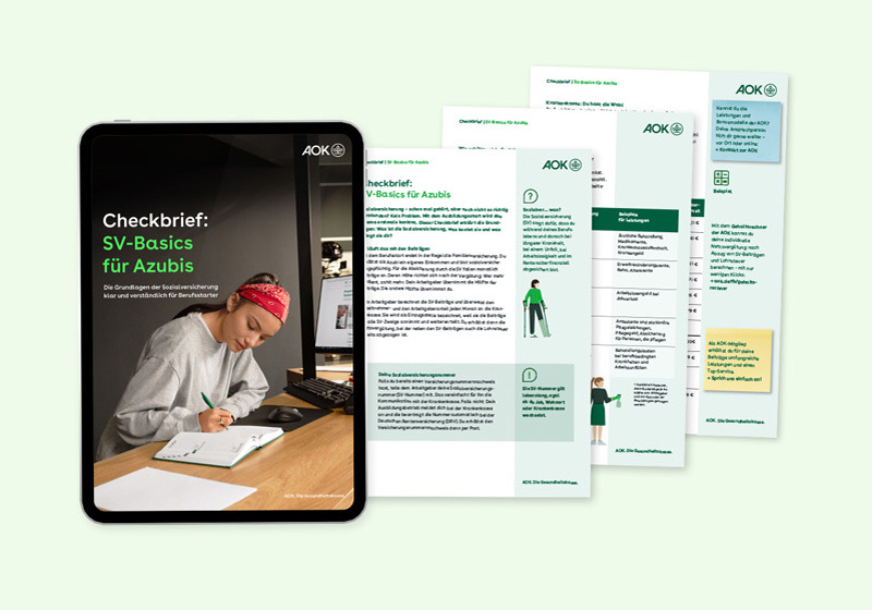 Checkbrief für Azubis Das Titelblatt des Checkbriefs für Azubis zeigt eine junge Frau mit rotem Bandana am Schreibtisch, die konzentriert mit einem Stift in ein Notizbuch schreibt.