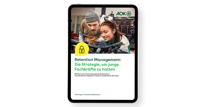 Das Titelblatt des AOK-Strategie-Papers zeigt einen Ausbilder, der eine junge Auszubildende bei der Reparatur eines Fahrrads unterstützt.