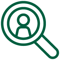 Es ist eine Lupe abgebildet, die den Fokus auf einen Mensch richtet. 