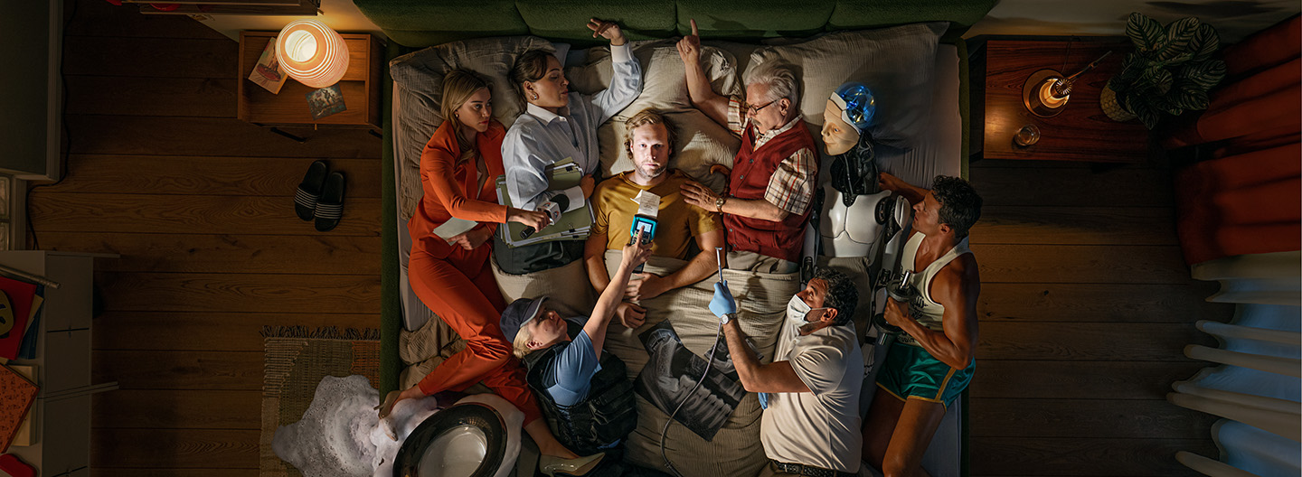 Guter Schlaf zahlt sich aus: Ein Mann liegt wach im Bett, von oben fotografiert. Um ihn drängen sich Figuren, die für seine Gedanken stehen, darunter eine Reporterin mit Mikrofon, ein Arzt, eine Kollegin mit Akten, ein Roboter und ein Sportler.