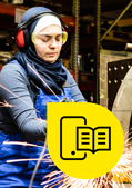 Fachkräfte aus dem Ausland: Eine Muslima mit Kopftuch, Schutzbrille und Kopfhörern an einer Metallproduktion Fachkräfte aus dem Ausland: Eine Muslima mit Kopftuch, Schutzbrille und Kopfhörern an einer Metallproduktion