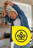 Homeoffice: Mann macht Dehnübung Homeoffice: Mann macht Dehnübung