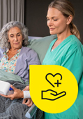 Pflege-Mediathek: Pflegefachkraft misst bei einer Seniorin am Bett den Blutdruck Pflege-Mediathek: Pflegefachkraft misst bei einer Seniorin am Bett den Blutdruck