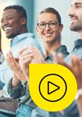 Stärken fördern: Beschäftigte, die lachen und applaudieren Stärken fördern: Beschäftigte, die lachen und applaudieren