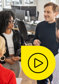 Seminarvideo Gen Z und Babyboomer: Eine divers gemischte Gruppe steht in einem Büro zusammen Seminarvideo Gen Z und Babyboomer: Eine divers gemischte Gruppe steht in einem Büro zusammen