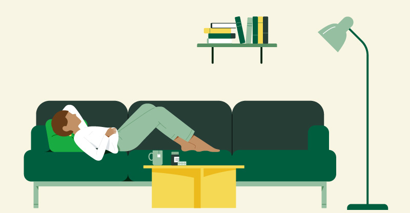 Fehlzeitenanalyse: Illustration mit einer Person, die erkrankt auf der Couch liegt Fehlzeitenanalyse: Illustration mit einer Person, die erkrankt auf der Couch liegt