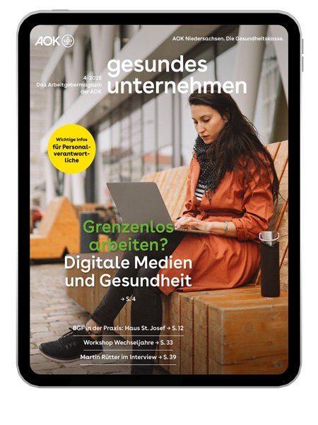 gesundes unternehmen Ausgabe 4-2025: Frau arbeitet am Laptop auf einer öffentlichen Bank gesundes unternehmen Ausgabe 4-2025: Frau arbeitet am Laptop auf einer öffentlichen Bank
