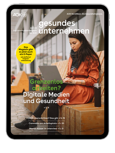gesundes unternehmen Ausgabe 4-2025: Frau arbeitet am Laptop auf einer öffentlichen Bank 