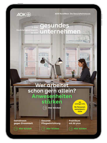 gesundes unternehmen Ausgabe 2-2025: Eine Frau sitzt lächelnd am Schreibtisch gesundes unternehmen Ausgabe 2-2025: Eine Frau sitzt lächelnd am Schreibtisch