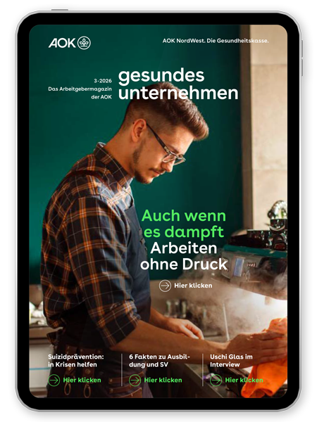 gesundes unternehmen Ausgabe 3-2026: Mann säubert einen dampfenden Kaffeeautomaten 