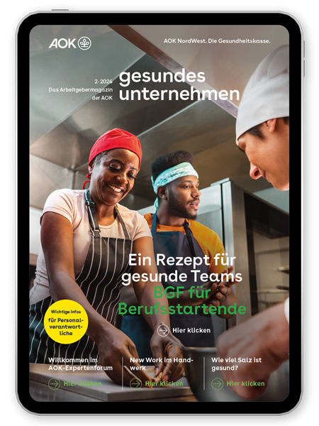 gesundes unternehmen Ausgabe 2-2026: Drei Personen arbeiten zusammen in einer Küche gesundes unternehmen Ausgabe 2-2026: Drei Personen arbeiten zusammen in einer Küche
