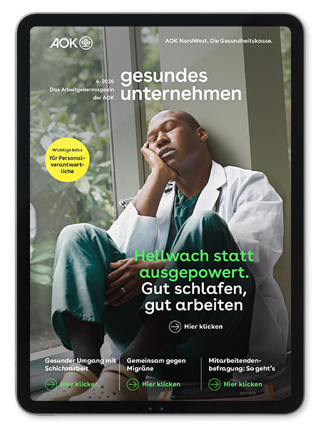 gesundes unternehmen Ausgabe 4-2026: Eine Person im Arztkittel ist sichtbar, sie macht Pause und schließt die Augen dabei.