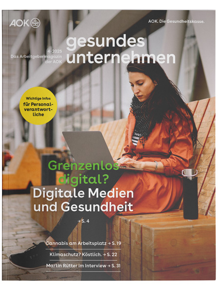 gesundes unternehmen Ausgabe 4-2025: Frau arbeitet am Laptop auf einer öffentlichen Bank