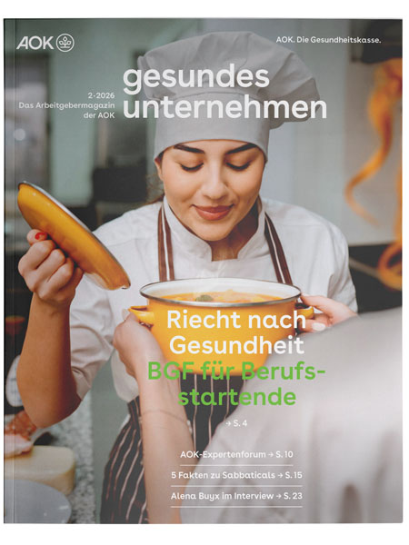 gesundes unternehmen Ausgabe 2-2026: Junge Frau riecht genussvoll an einem Suppengericht