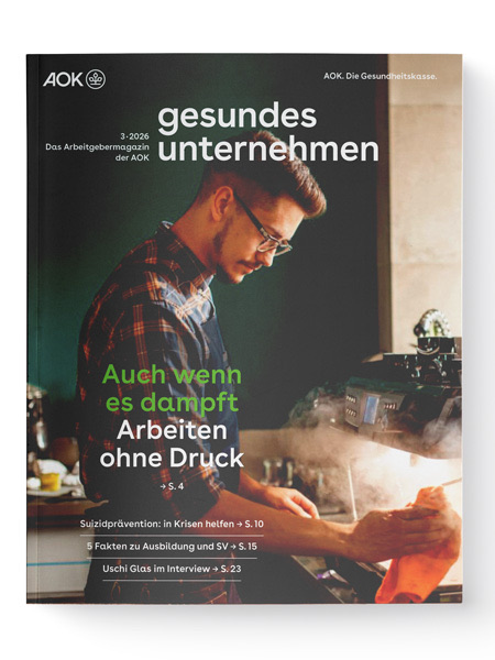 gesundes unternehmen Ausgabe 3-2026: Mann säubert einen dampfenden Kaffeeautomaten.