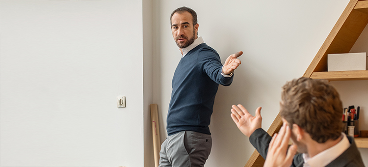 Gesund führen bei Konflikten Streitgespräch zwischen zwei Kollegen im Büro