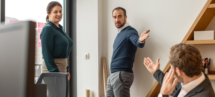 Gesund führen bei Konflikten Streitgespräch zwischen Kollegen im Büro