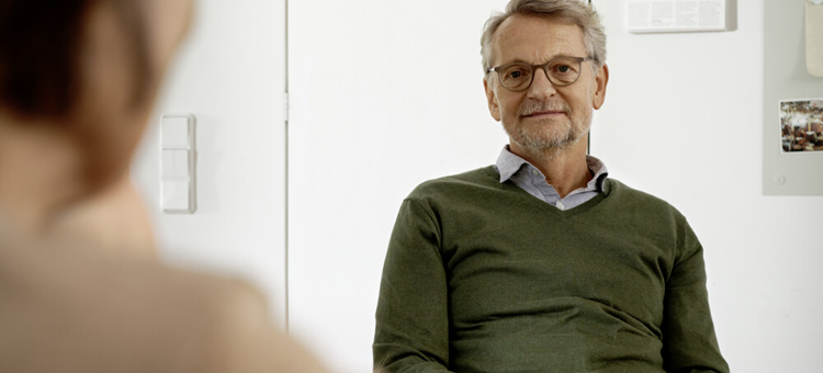Flexirente: erhöhte Hinzuverdienstgrenze bis Ende 2021 Ein Mann im Gespräch.