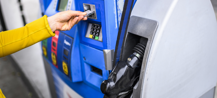 Beispiele aus der Praxis: Abgrenzung zwischen Geldleistung und Sachbezug Eine Frau nimmt an einer Tankstelle den Zapfhahn aus der Säule und nutzt eine Tankkarte.