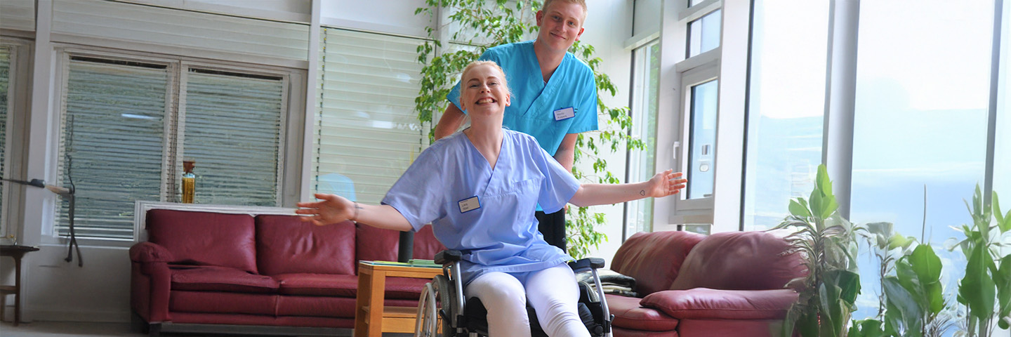 Best Practice BGF: Zwei fröhlich lachende Pflegefachkräfte mit Rollstuhl Best Practice BGF: Zwei fröhlich lachende Pflegefachkräfte mit Rollstuhl