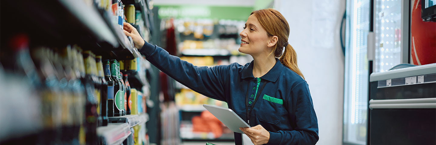 Minijobs und RV-Befreiung: Eine Frau prüft Waren im Supermarktregal Minijobs und RV-Befreiung: Eine Frau prüft Waren im Supermarktregal