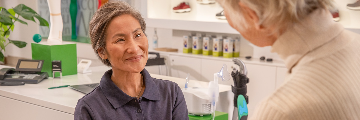 Beschäftigung und Rente: eine ältere medizinische Fachkraft legt einen Verband an